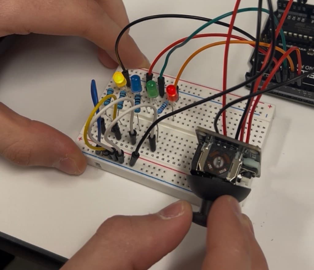 Arduino Uno and joystick module with four LEDs on breadboard